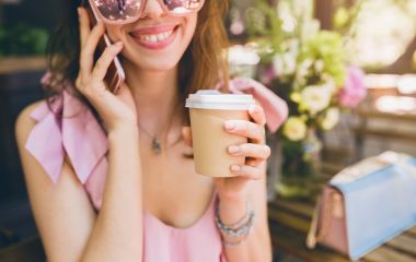 Жовті зуби: чому вони такими стають і чи можна цьому зарадити?