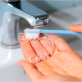 Щітка Geldis для очищення елайнерів силіконова